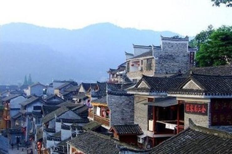 天寒地冻，守着热辣鲜香的川渝火锅，鸭肠鹅肠黄喉毛肚千层涮起来